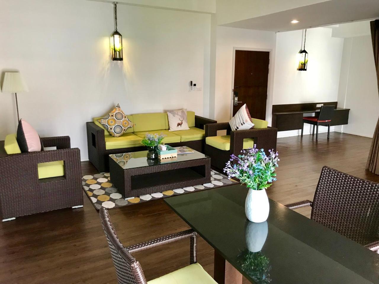 Baan Oliver Srinakarin Bangkok Luaran gambar